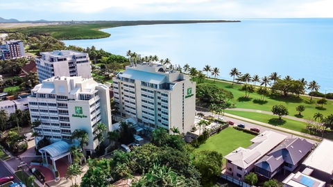Holiday Inn Cairns Harbourside - Accommodation Australia 2