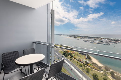 Meriton Suites Southport - Holiday Melbourne 0