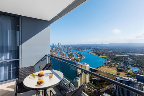 Meriton Suites Southport - Holiday Melbourne 2