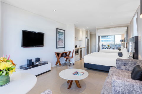 Meriton Suites Broadbeach - Holiday Melbourne 0