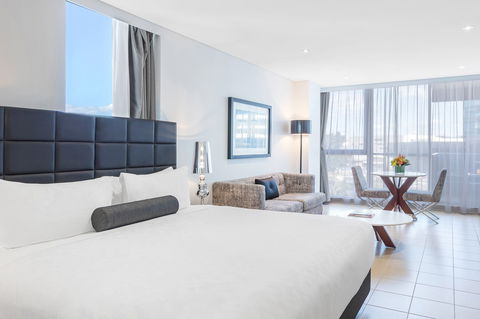 Meriton Suites Broadbeach - Holiday Melbourne 1