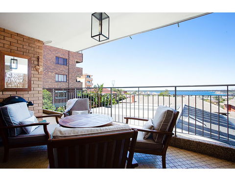 Ocean Views And Sea Breezes Over Bondi Beach - Holiday Melbourne 9