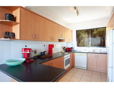 Ocean Views And Sea Breezes Over Bondi Beach - Holiday Melbourne 6
