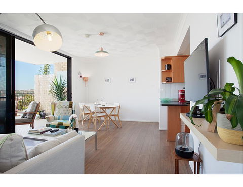Ocean Views And Sea Breezes Over Bondi Beach - Holiday Melbourne 16
