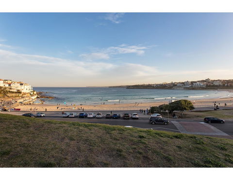 Ocean Views And Sea Breezes Over Bondi Beach - Holiday Melbourne 2