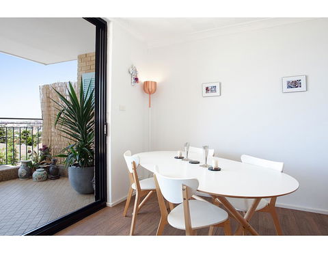 Ocean Views And Sea Breezes Over Bondi Beach - Holiday Melbourne 7