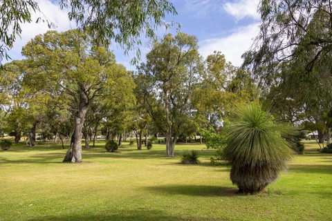 Camellia Cottage - PET FRIENDLY - Kwinana - Holiday Melbourne 1