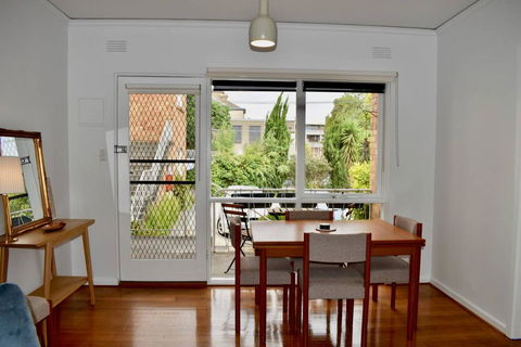 Charming 1 Bedroom Apartment In Leafy Green Hawthorn - Byron Bay Accommodation 3