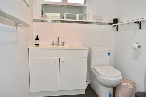 Charming 1 Bedroom Apartment In Leafy Green Hawthorn - Byron Bay Accommodation 0