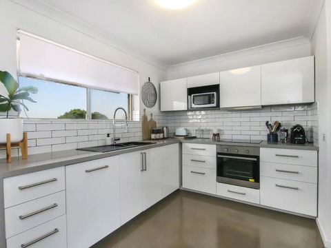 Cosy 1 Bedroom Unit With Views Of The City - Tourism Listing 2