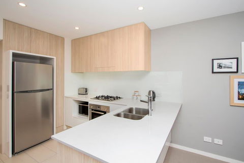 Elite Elegance 2BR@Hamilton APT With Parking - Accommodation Australia 1