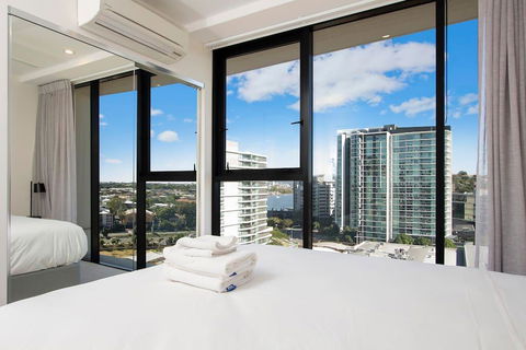 Elite Elegance 2BR@Hamilton APT With Parking - Accommodation Australia 3