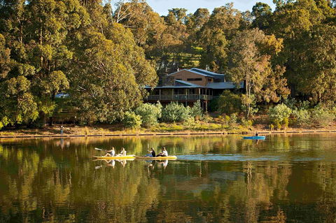 Evedon Lakeside Retreat - Holiday Melbourne 0