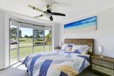 Fairway Views Pet Friendly House With WiFi, AC, Heating, Walk To Beach - Accommodation Australia 1