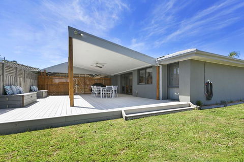 Fairway Views Pet Friendly House With WiFi, AC, Heating, Walk To Beach - Accommodation Australia 0