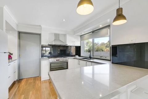 Fairway Views Pet Friendly House With WiFi, AC, Heating, Walk To Beach - Accommodation Australia 3