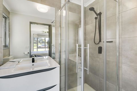 Fairway Views Pet Friendly House With WiFi, AC, Heating, Walk To Beach - Accommodation Australia 2