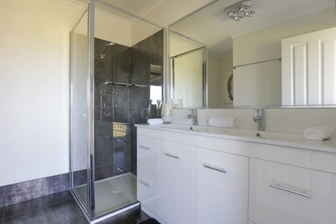 Harmans Lodge Private Rural Escape - Holiday Melbourne 3