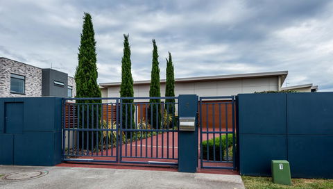 Leven River Retreat - Holiday Sydney 1