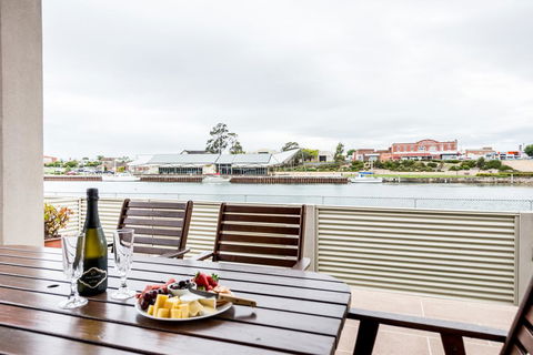 Leven River Retreat - Holiday Sydney 0