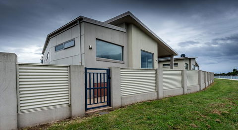Leven River Retreat - Holiday Sydney 2