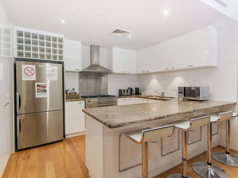 Luxurious Mandurah Marina Apartment - Holiday Melbourne 2