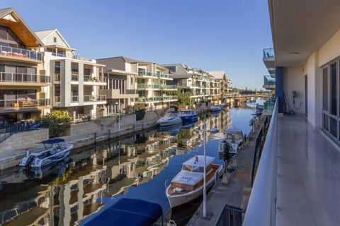 Luxurious Mandurah Marina Apartment - Holiday Melbourne 0
