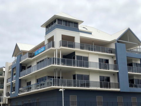Luxurious Mandurah Marina Apartment - Holiday Melbourne 1