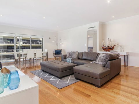 Luxurious Mandurah Marina Apartment - Holiday Melbourne 3