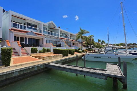 Luxury Canal Vista - Holiday Melbourne 1