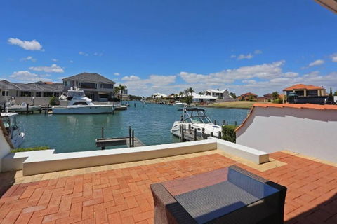 Luxury Canal Vista - Holiday Melbourne 3