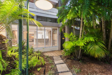 Luxury Pool Side Apartment In Beachfront Resort - Accommodation Australia 2