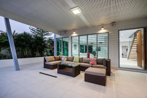 Luxury Tropical Haven - Pacific Avenue, Sunshine Beach - Carnarvon Accommodation 3