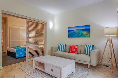Macrossan House Boutique Holiday Apartments - Caravan Park Accommodation 2