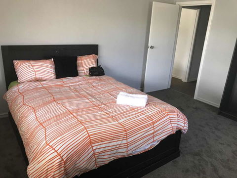 Maddington House Unit A - Holiday Melbourne 1