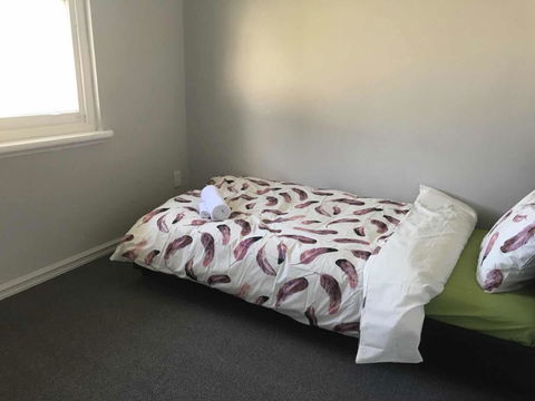 Maddington House Unit A - Holiday Melbourne 3