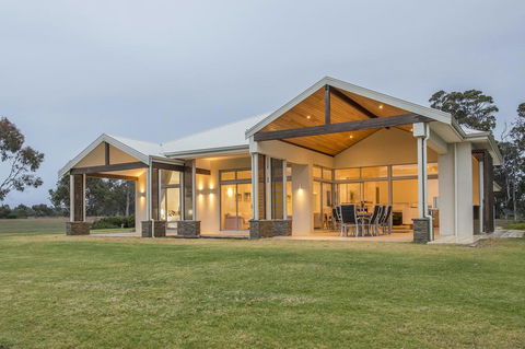 Metricup House - Elegant Country Retreat - Holiday Melbourne 0