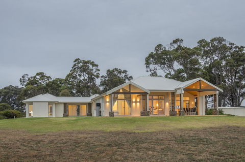 Metricup House - Elegant Country Retreat - Holiday Melbourne 1