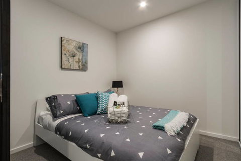 Modern & Bright 2BR Apt- Parking, WIFI, Pool & Gym - Accommodation Australia 1