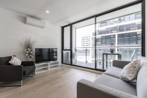 Modern & Bright 2BR Apt- Parking, WIFI, Pool & Gym - Accommodation Australia 0