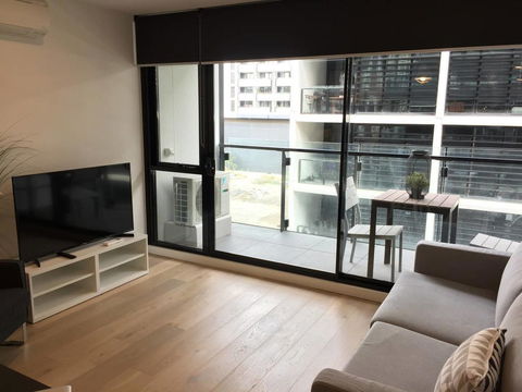 Modern & Bright 2BR Apt- Parking, WIFI, Pool & Gym - Accommodation Australia 3