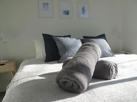 Modern 3 Bedroom Apt With FREE Parking, Netflix, Wifi & Welcome Wine By BnB Pro - Accommodation Australia 0