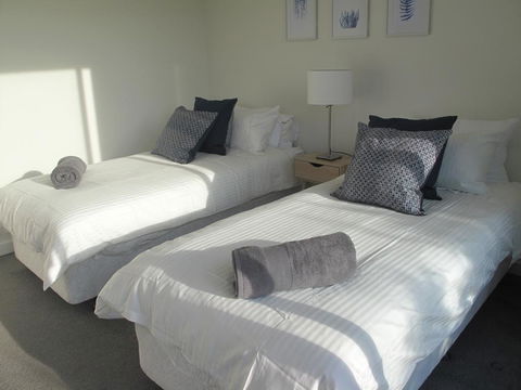 Modern 3 Bedroom Apt With FREE Parking, Netflix, Wifi & Welcome Wine By BnB Pro - Accommodation Australia 1
