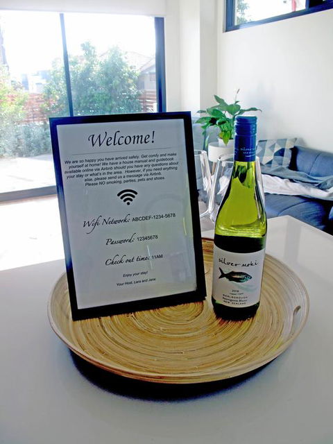 Modern 3 Bedroom Apt With FREE Parking, Netflix, Wifi & Welcome Wine By BnB Pro - Accommodation Australia 3