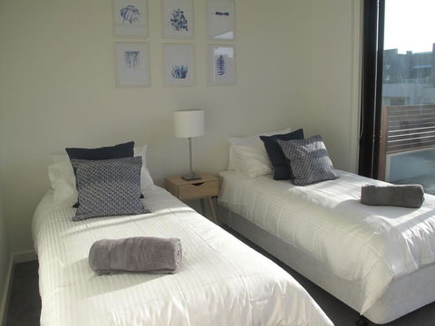 Modern 3 Bedroom Apt With FREE Parking, Netflix, Wifi & Welcome Wine By BnB Pro - Accommodation Australia 2