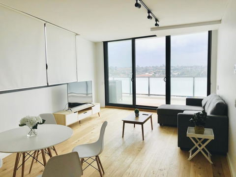 Modern Designer 2BR Apartment Near Airport & Beach - Holiday Melbourne 0