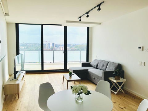 Modern Designer 2BR Apartment Near Airport & Beach - Holiday Melbourne 1