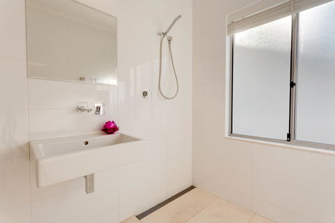 Cottesloe Contemporary Villa - Victoria Tourism 7
