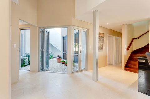 Cottesloe Contemporary Villa - Victoria Tourism 11