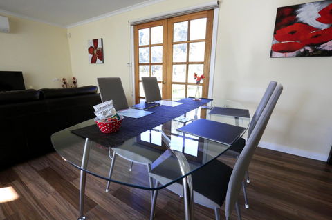 Riverwalk B&B - Victoria Tourism 11